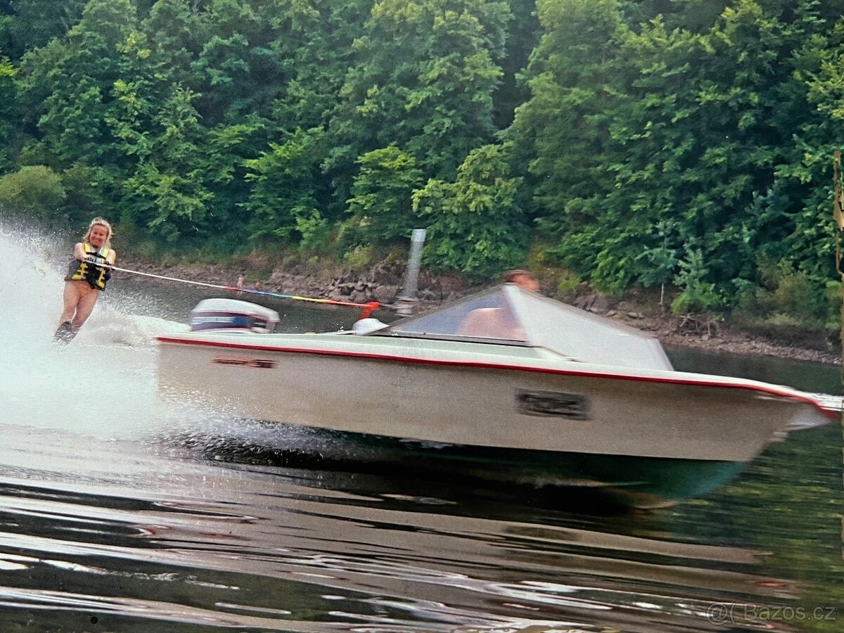 Laminátová loď s přívěsným motorem Evinrude go