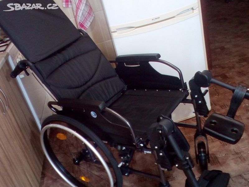 INVALIDNÍ VOZÍK-PODNOŽKY-POLOHOVATELNÉ-mohu zaslat