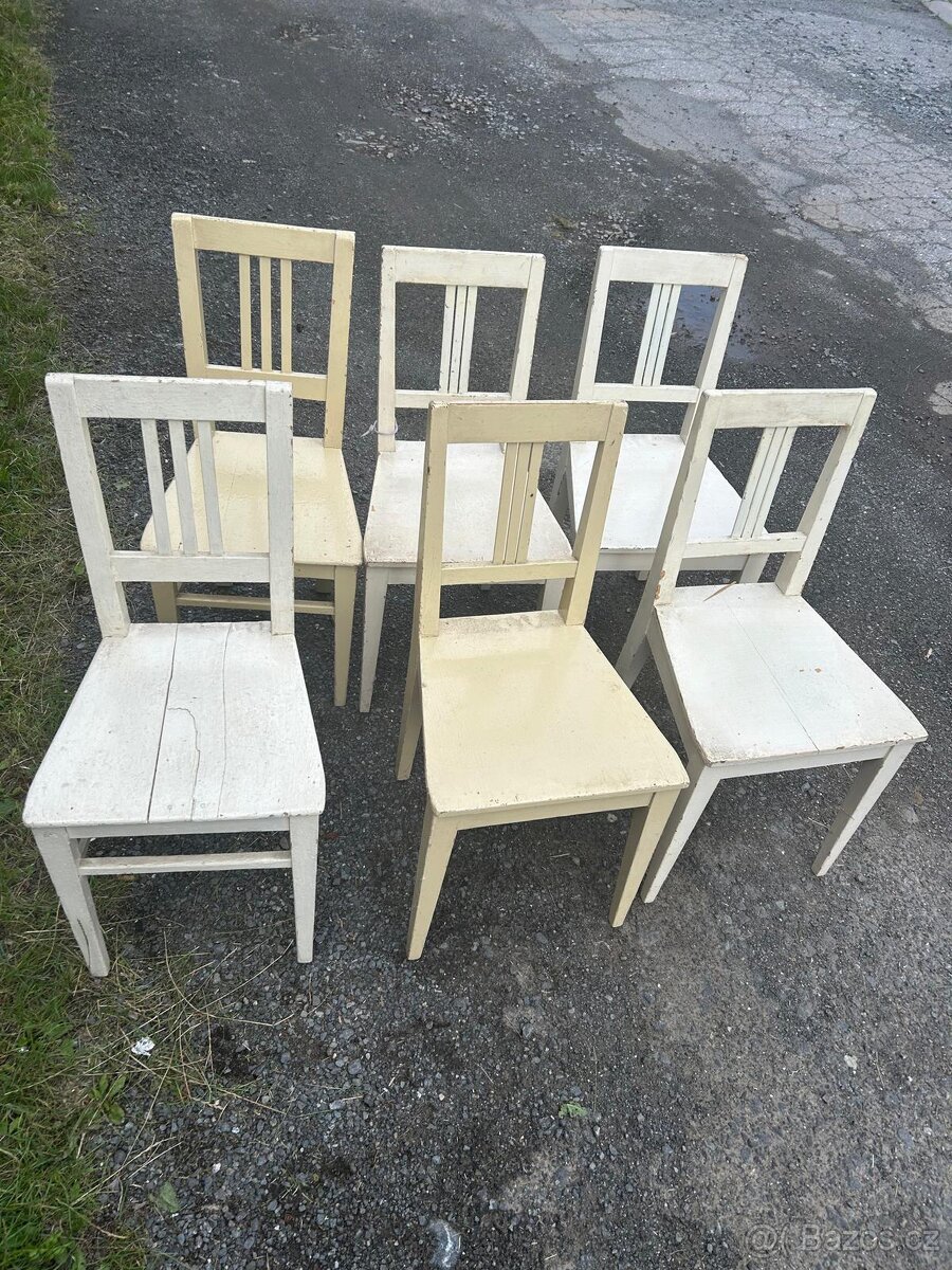 Staré bílé židle