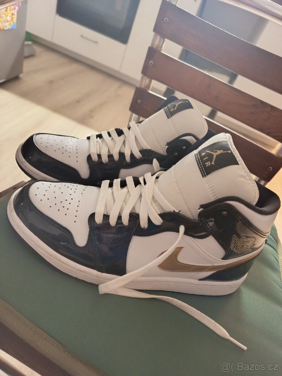 Nike jordan 1 mid Patent Black White Gold