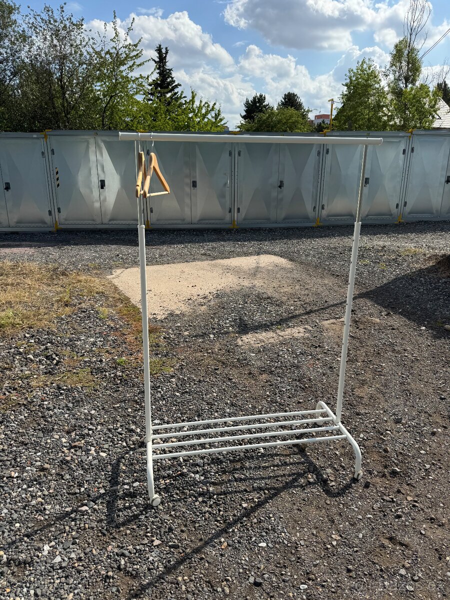 Pojízdný/Teleskopický stojan na šaty IKEA RIGGA s botníkem
