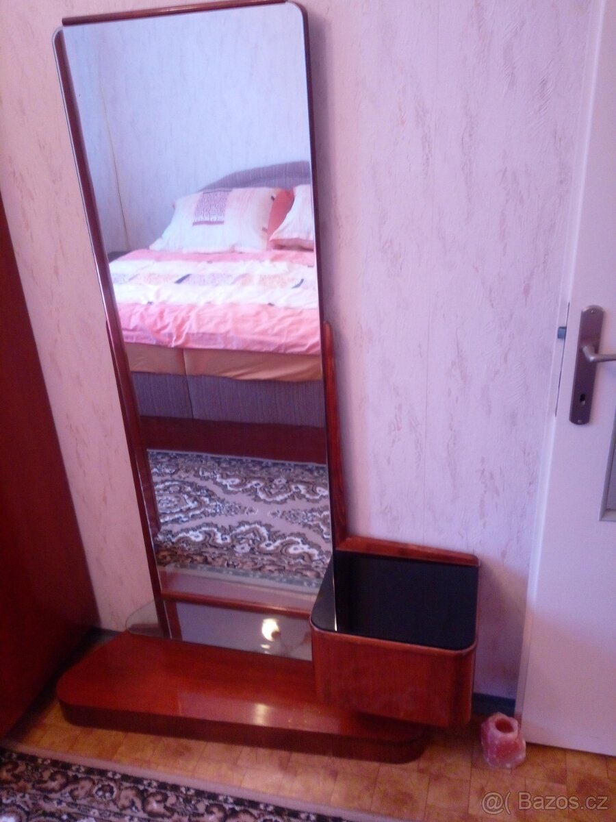 Prodám 2 noční stolky a zrcadlo