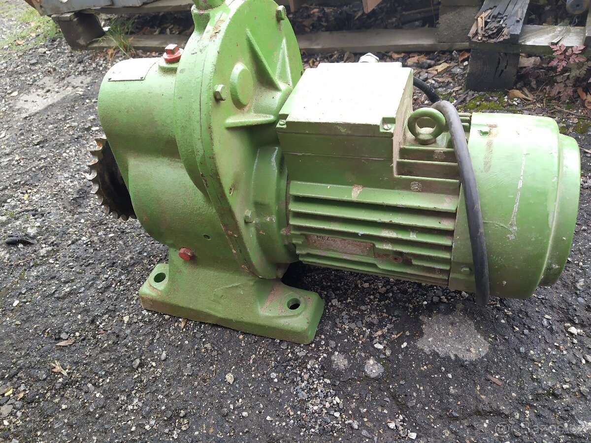 Elektromotor 1,5 kW s převodovkou,otáčky na výstupu 75,2/min