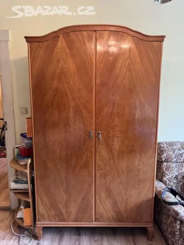 Starožitná skříň