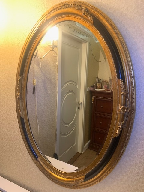 Prodám oválné zrcadlo.
