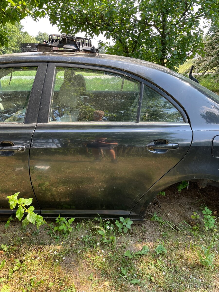toyota avensis 2007 sedan dveře
