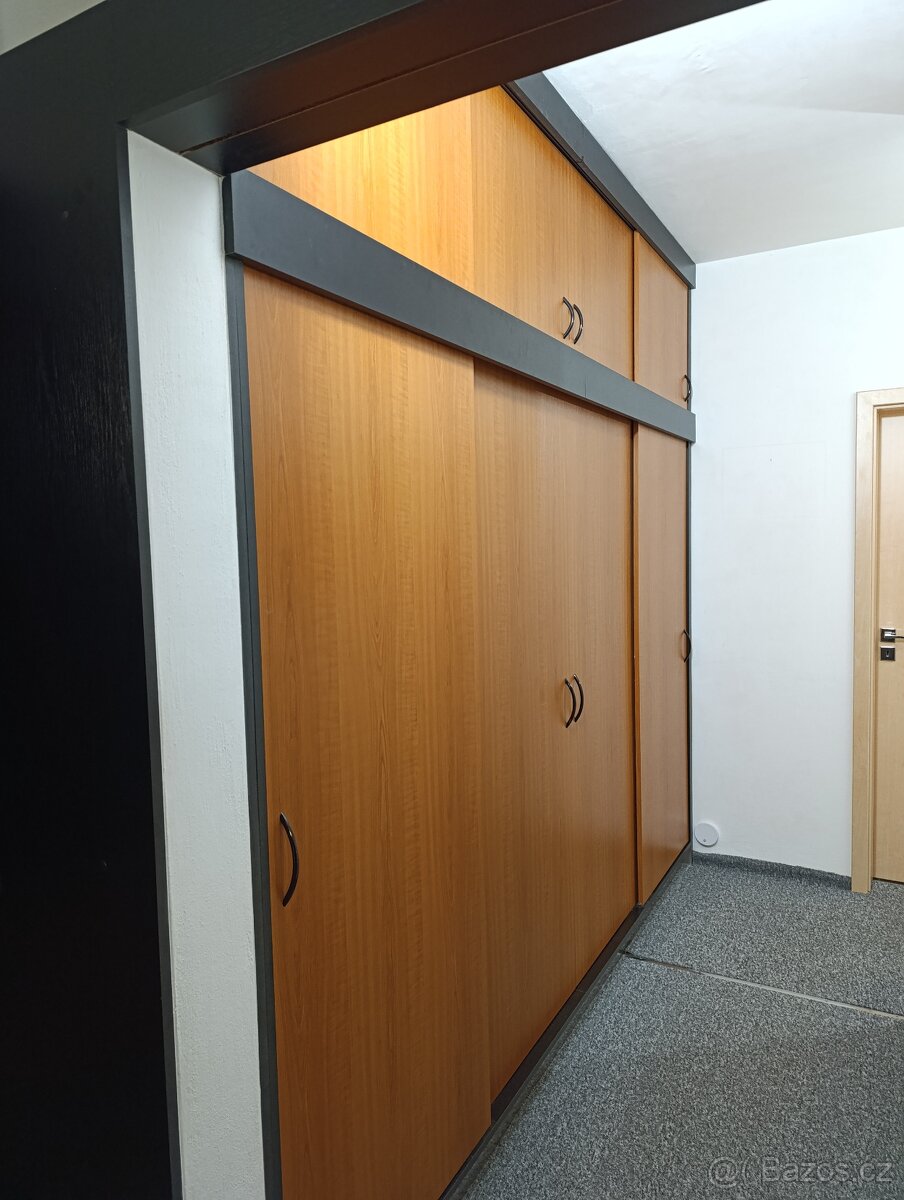 Vestavné skříně s nástavci