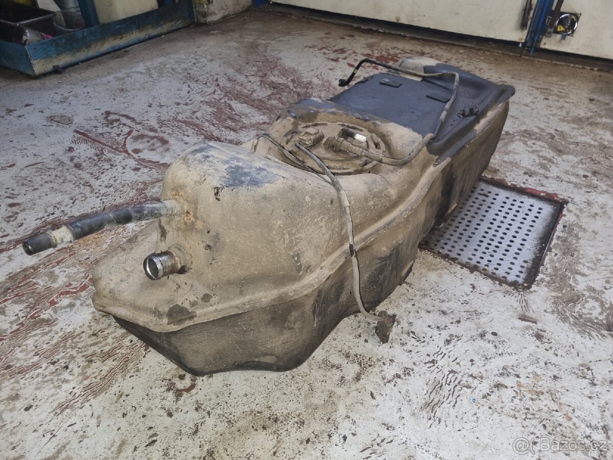 Prodám nádrž z jeep grand Cherokee