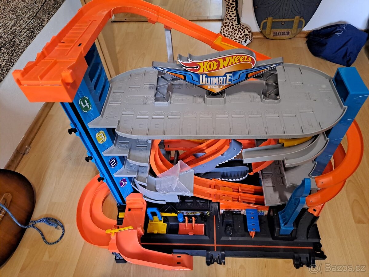 Hot wheels ultimate garage
