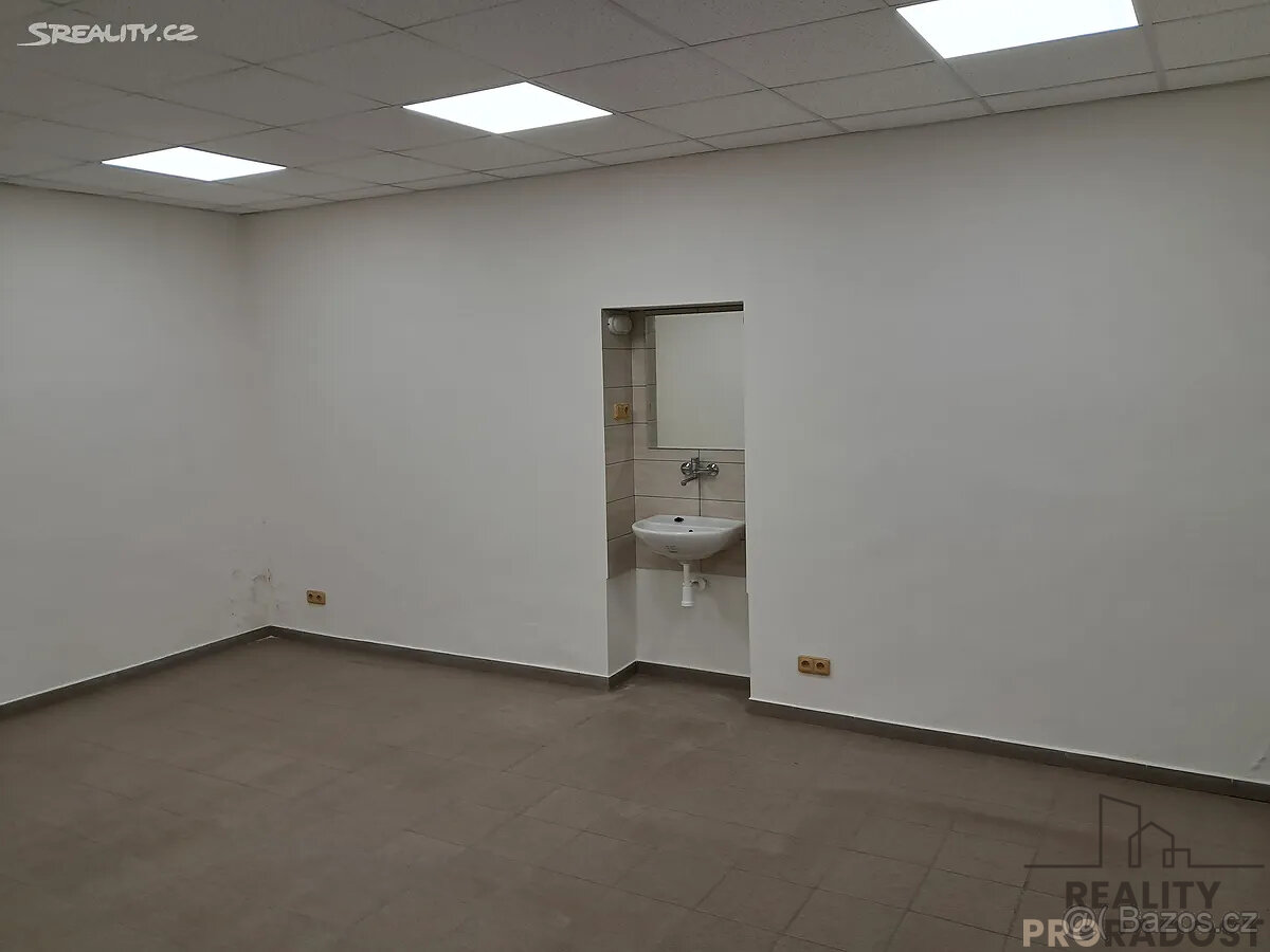Pronájem komerčního prostoru v průmyslovém areálu v Rynholci