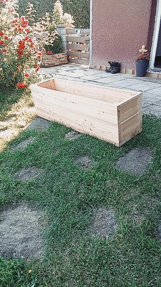 Dřevěný truhlík