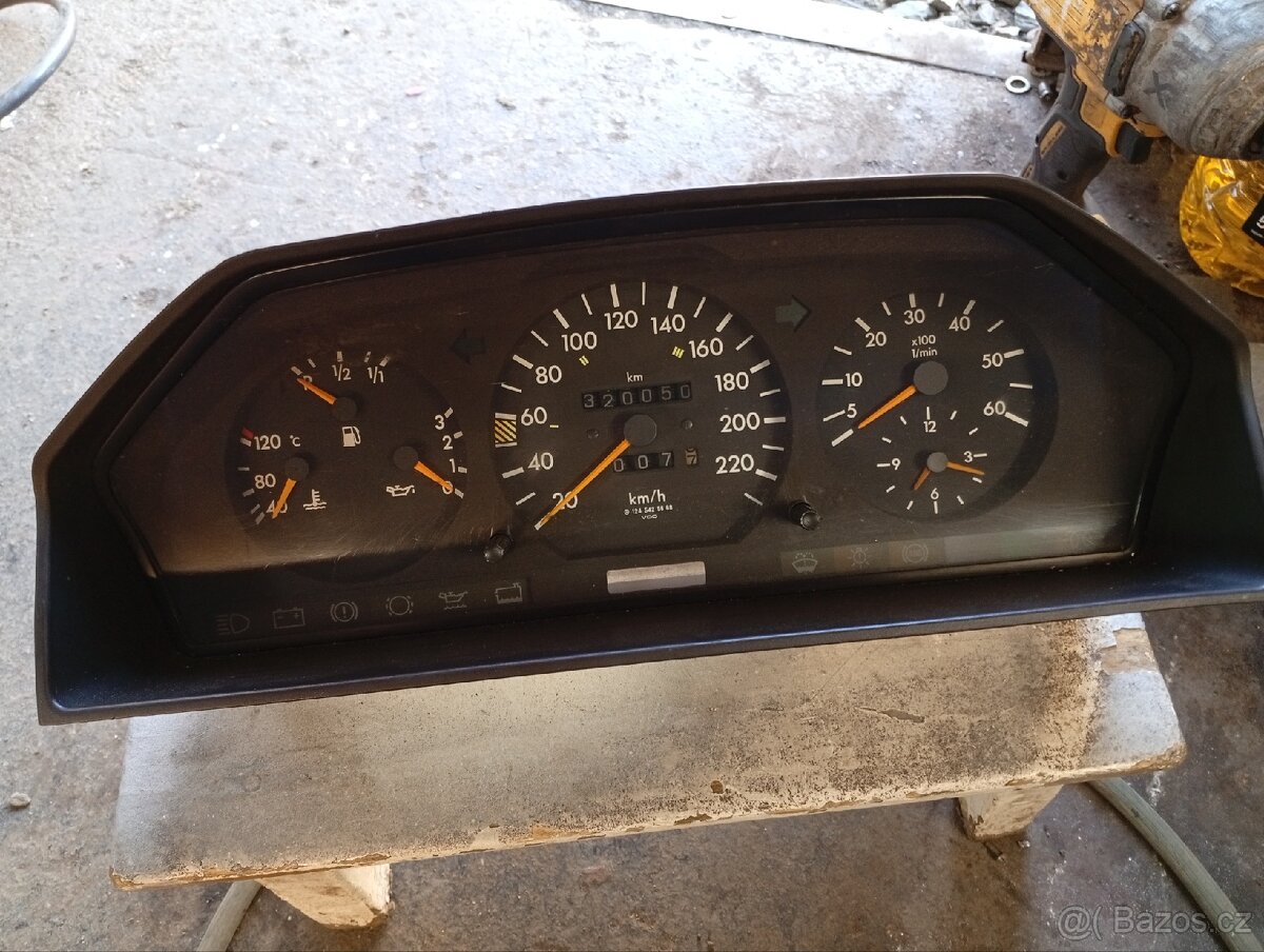 Budíky mercedes w124 300D turbo.