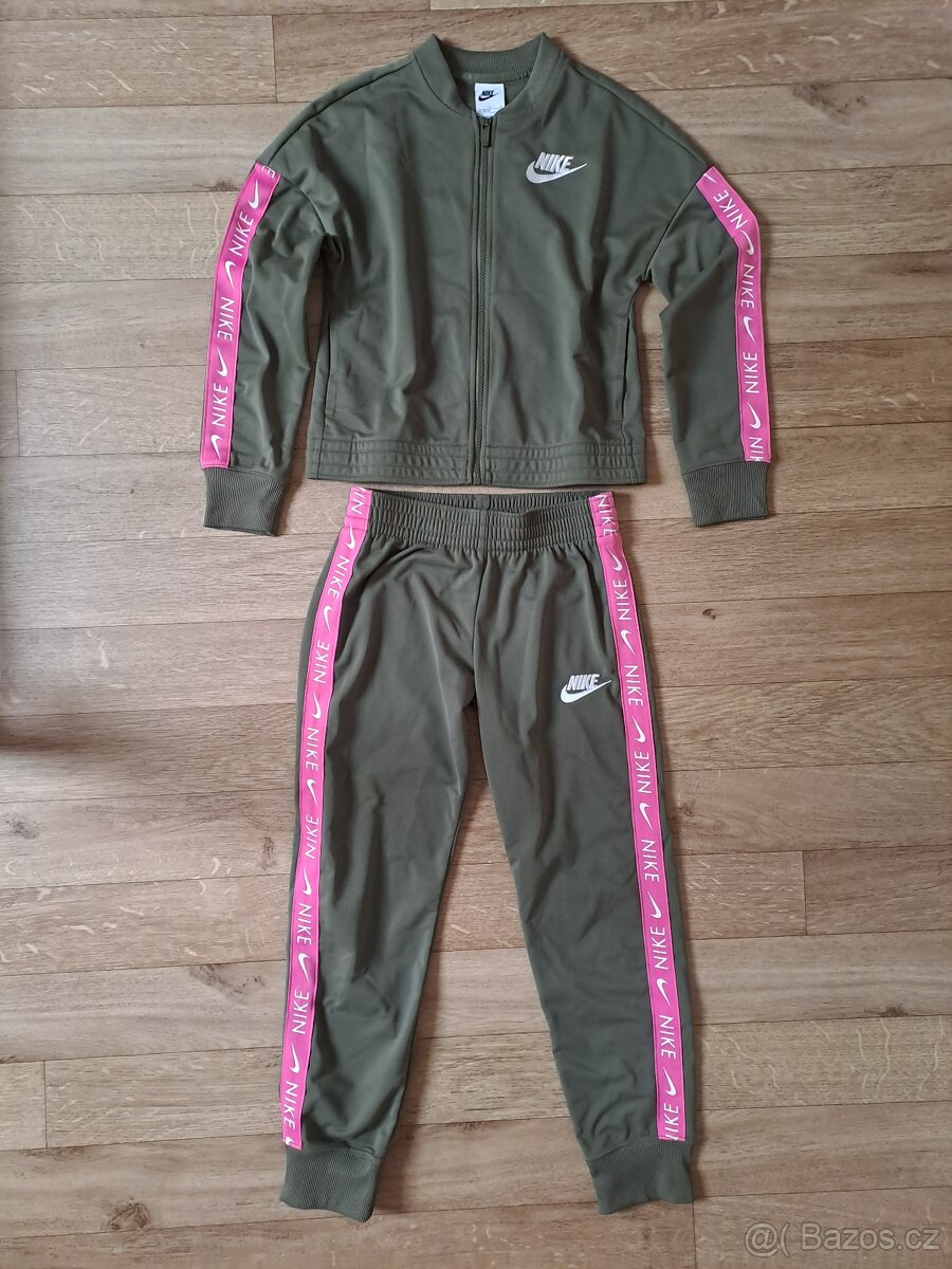 Sportovní souprava NIKE vel. 10-11 let