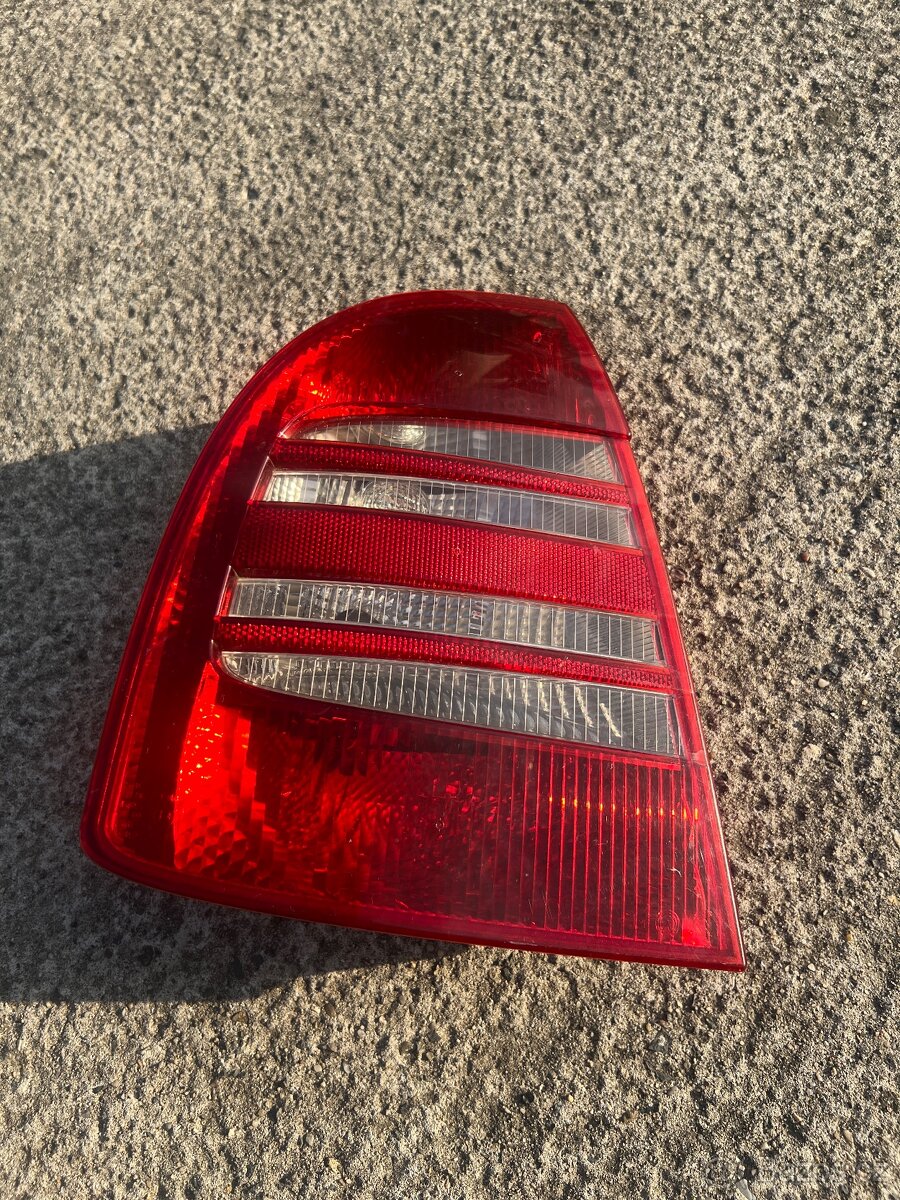 Levé zadní světlo Škoda Superb 1