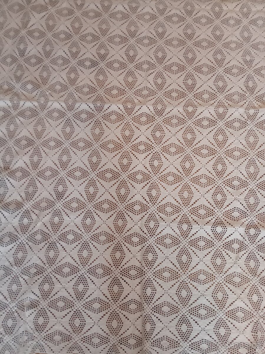 Háčkovaný ubrus 165x133