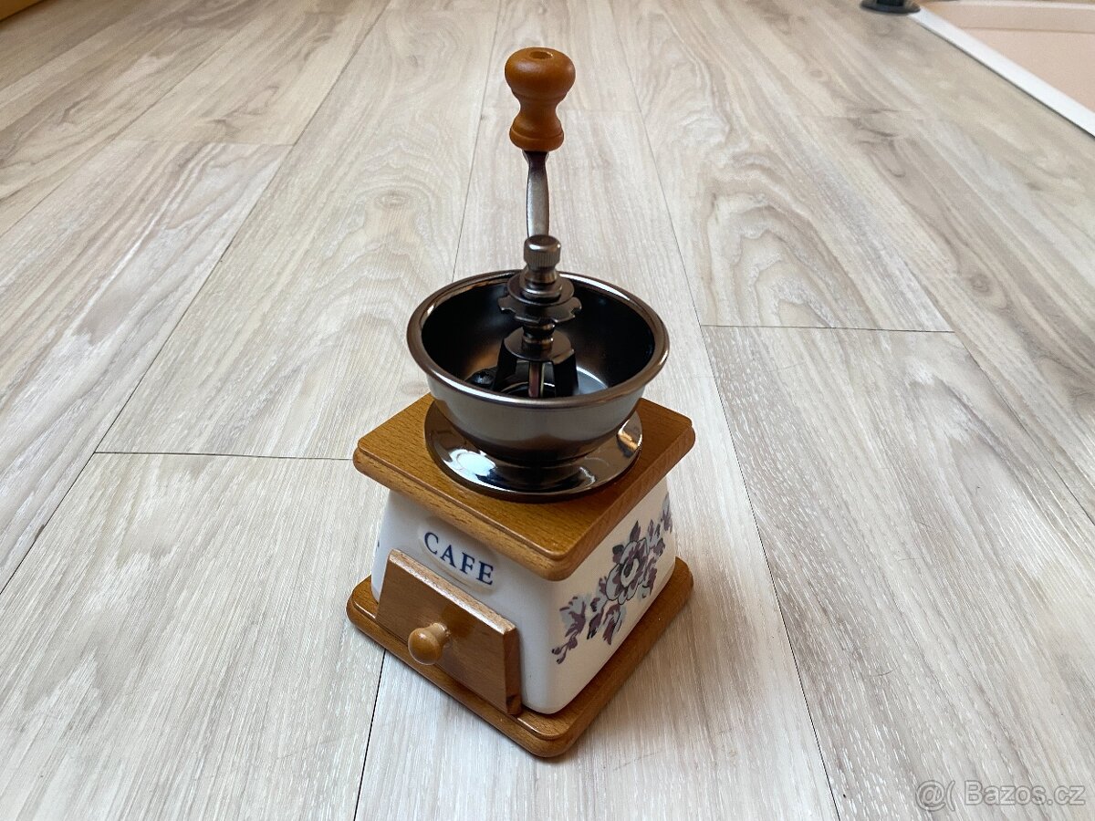 Keramický ruční mlýnek na kávu