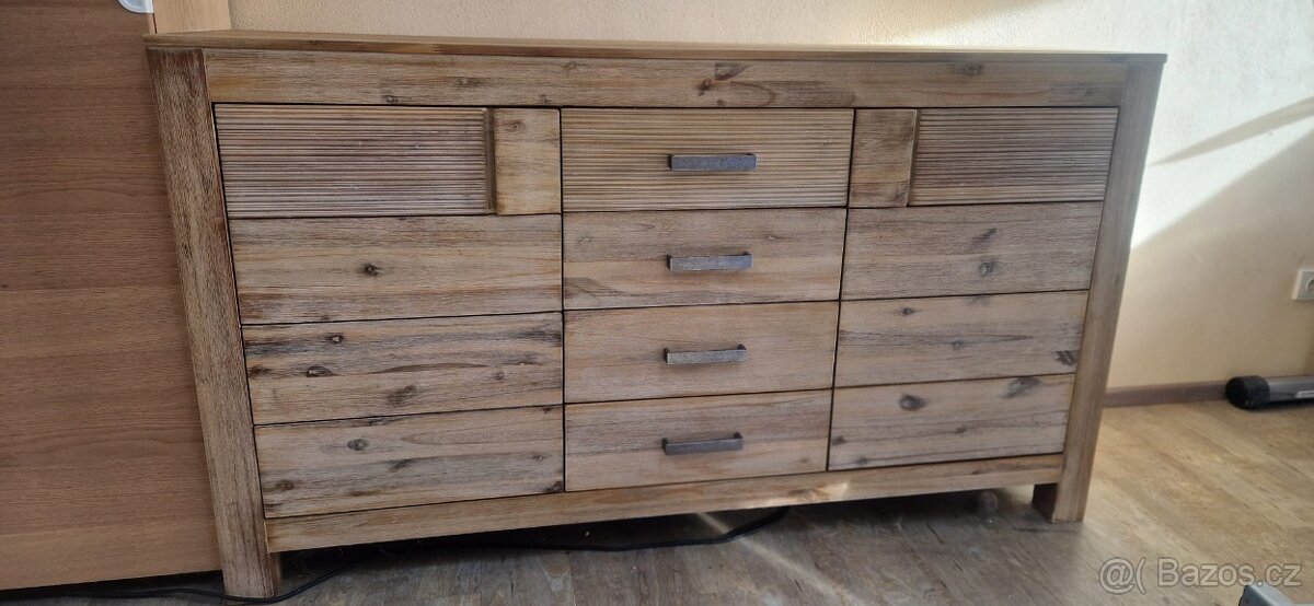 🌿 Masivní komoda z přírodního dřeva – 4 zásuvky + 2 dvířka