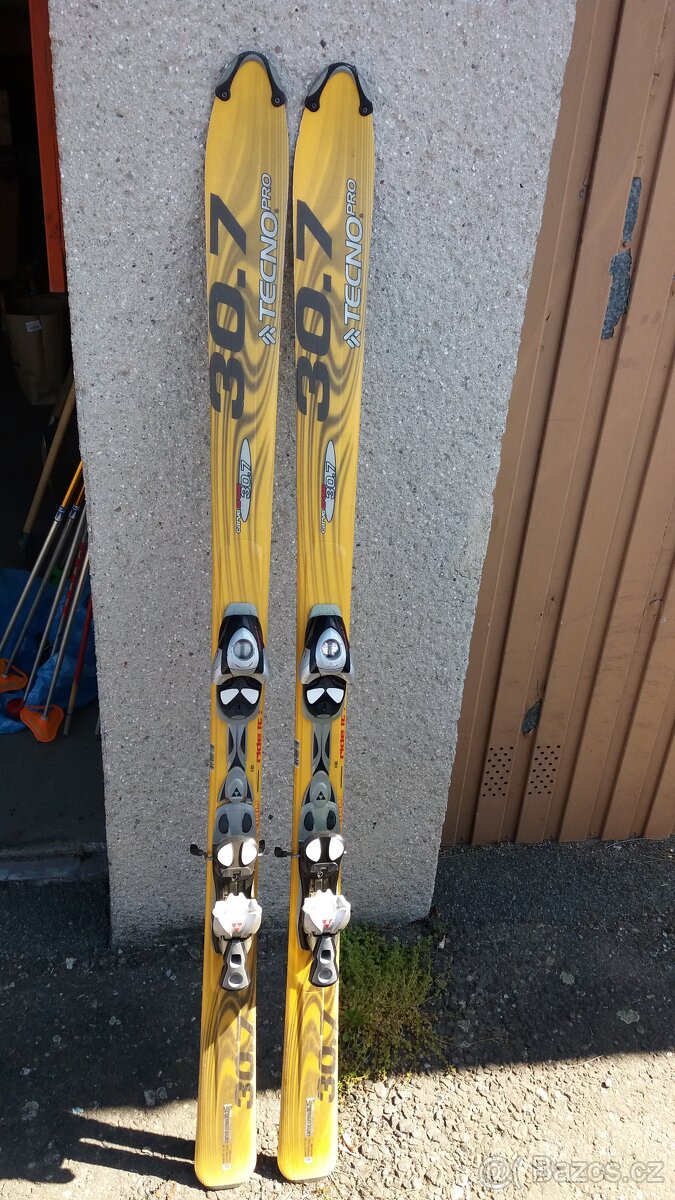 Starší použíté lyže Tecno PRO 165cm + hůlky + helma + brýle