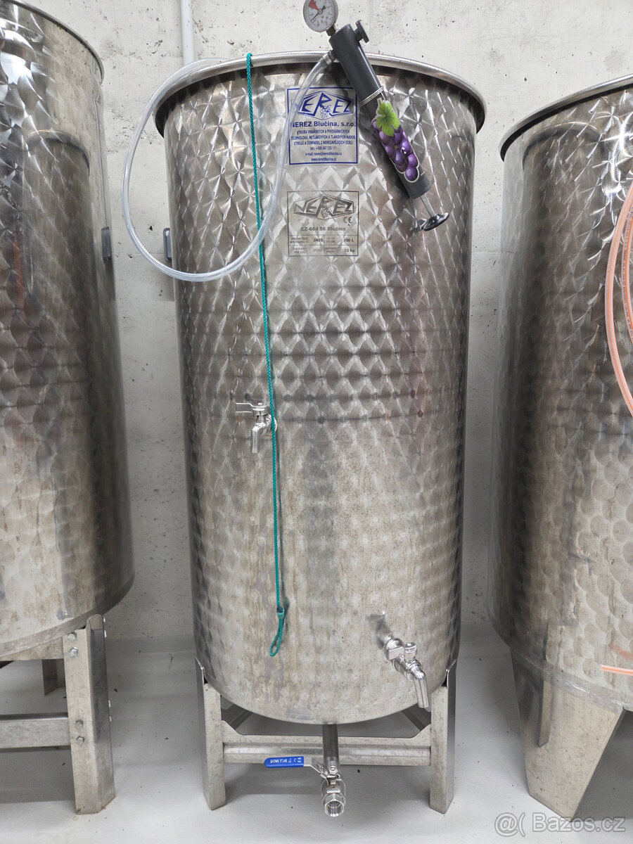 Nerezová nádoba na víno 200l, 300l