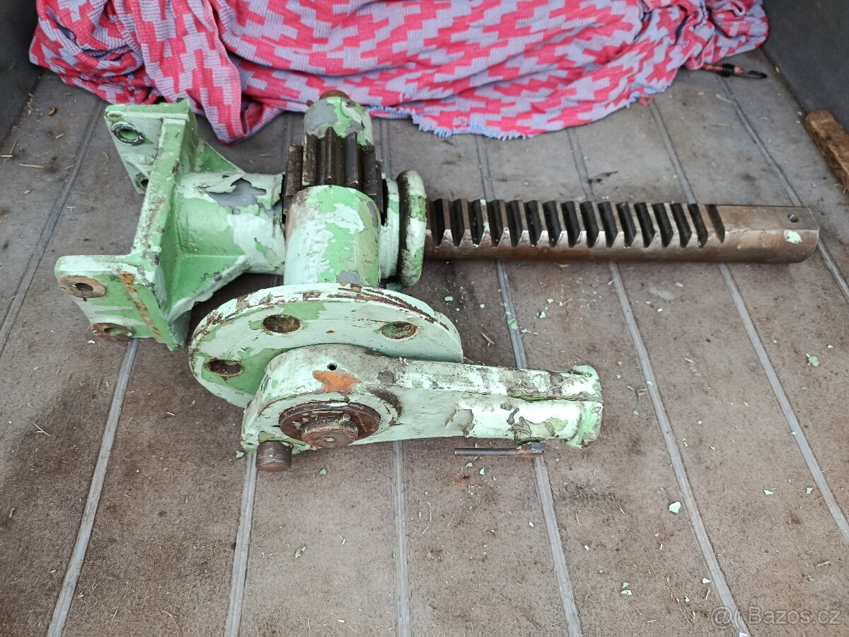 Ruční hřebenový lis