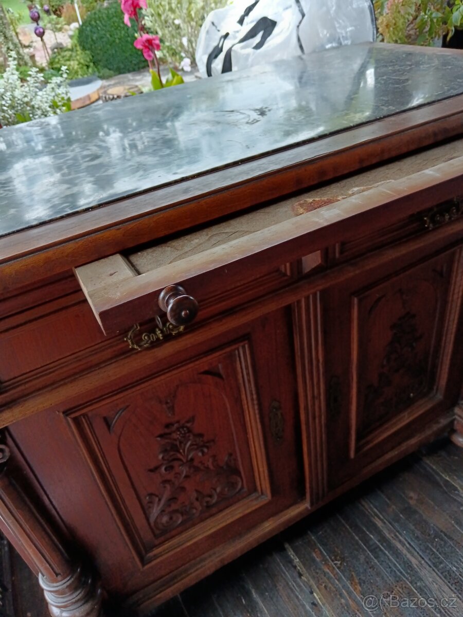 Prodám starou komodu