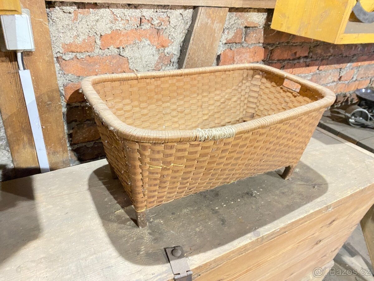 Starý koš na prádlo