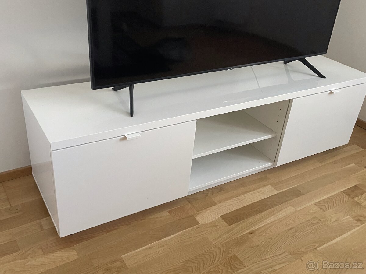 Bílý stolek pod televizi