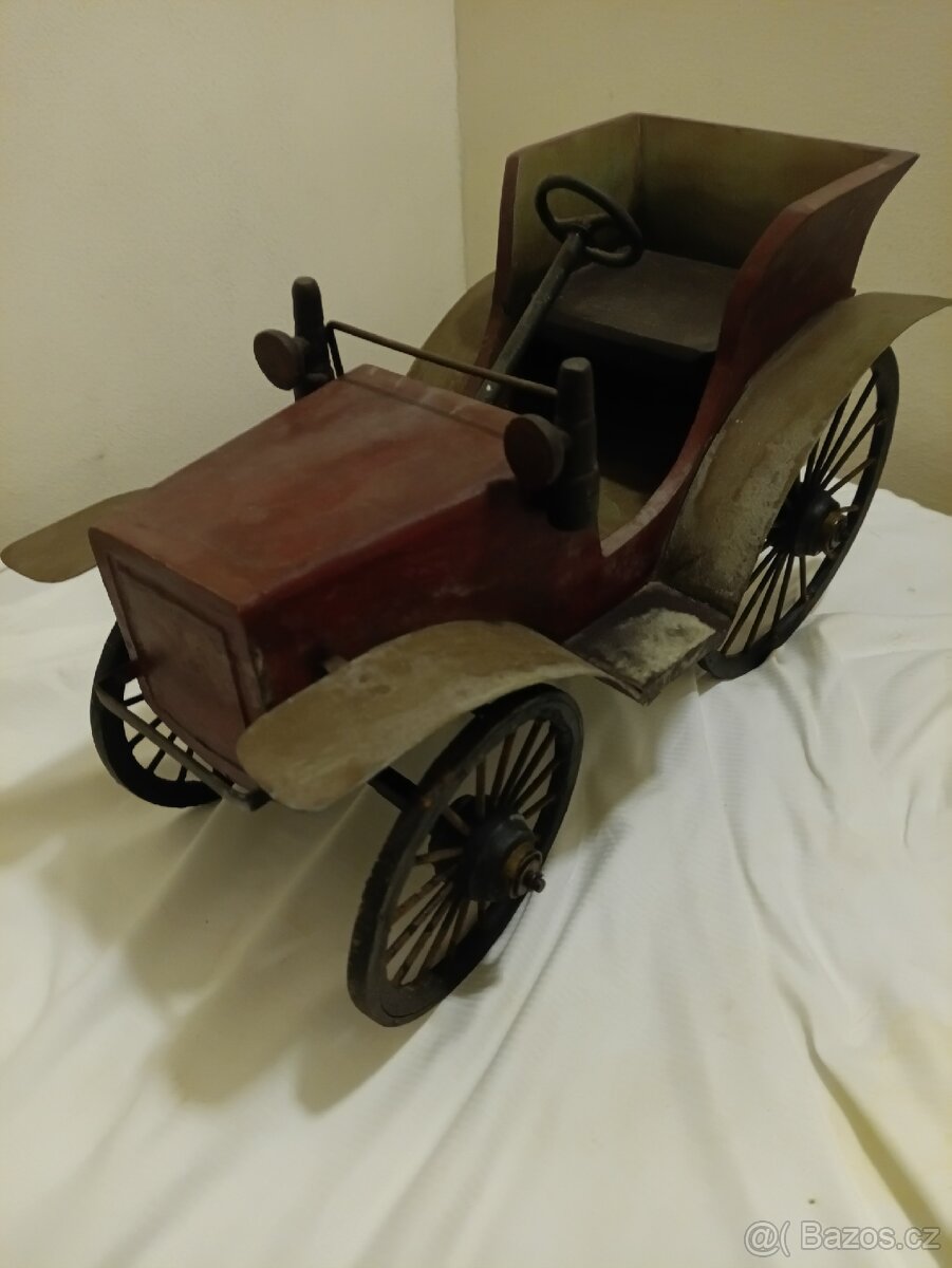Velmi staré kovové autíčko