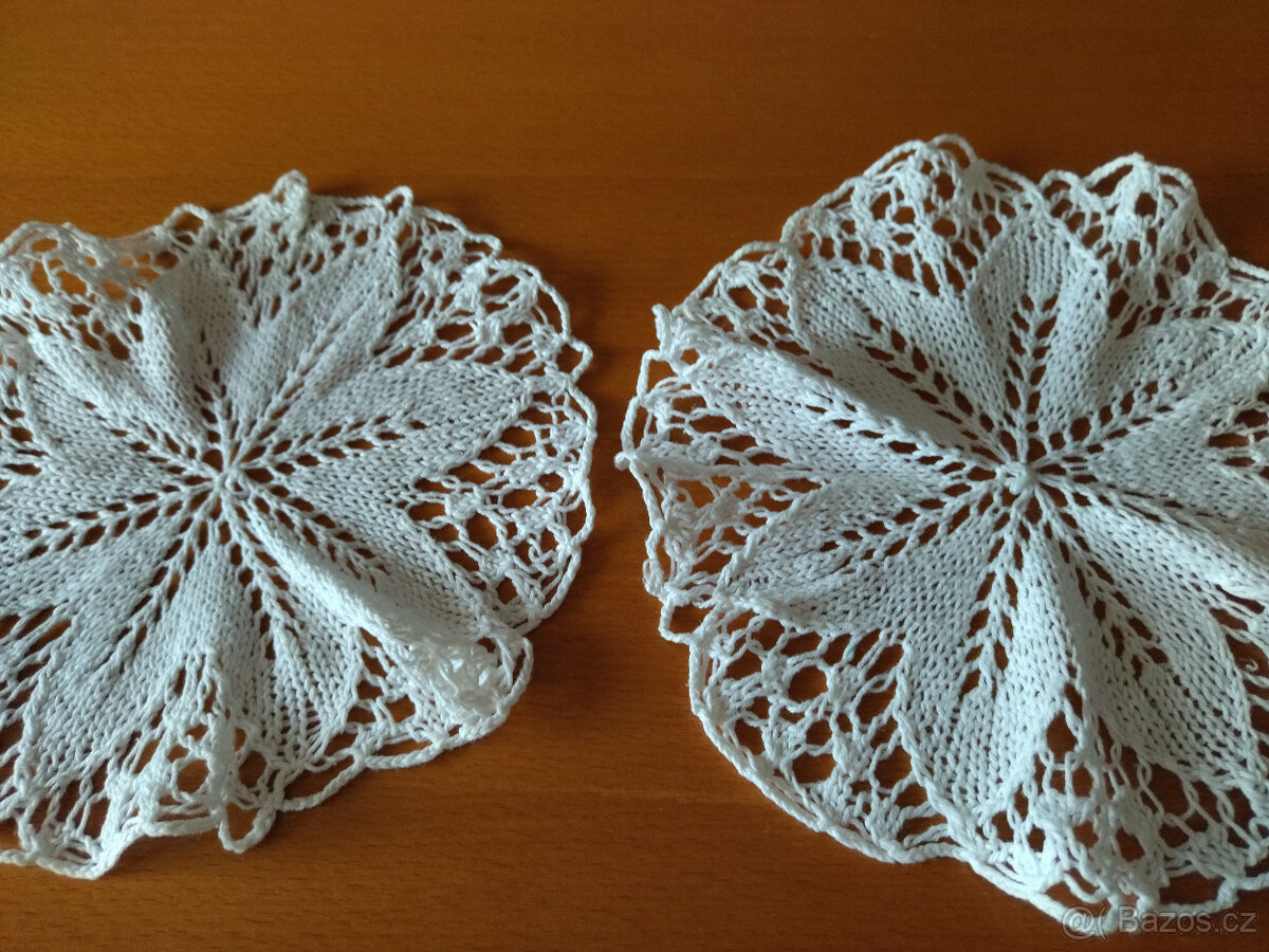 pohovka, háčkovaný ubrus, dečky,přehoz na pohovku