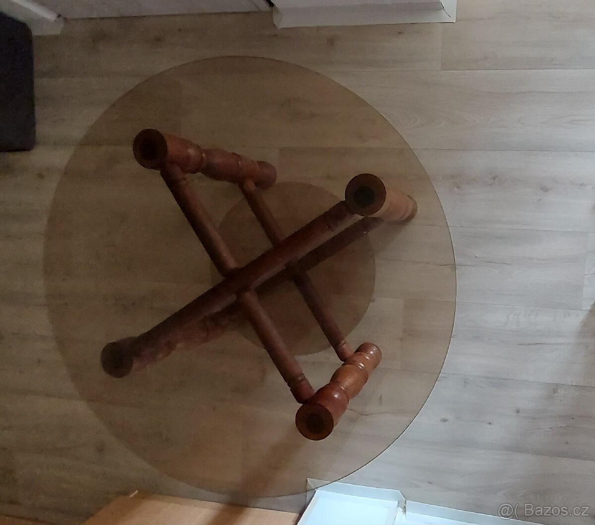 Dřevěný konferenční stolek-kulatý