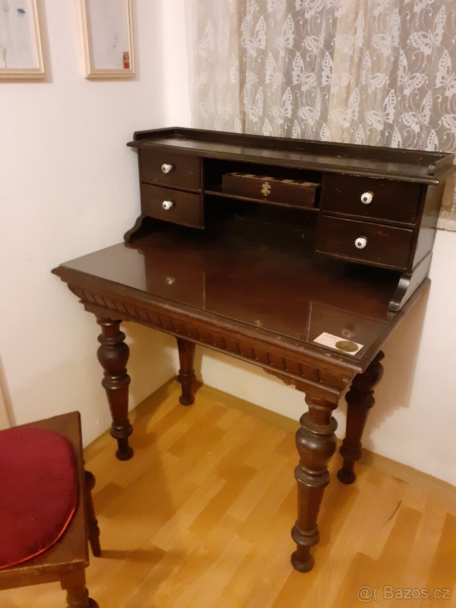 starozitny psaci stolek