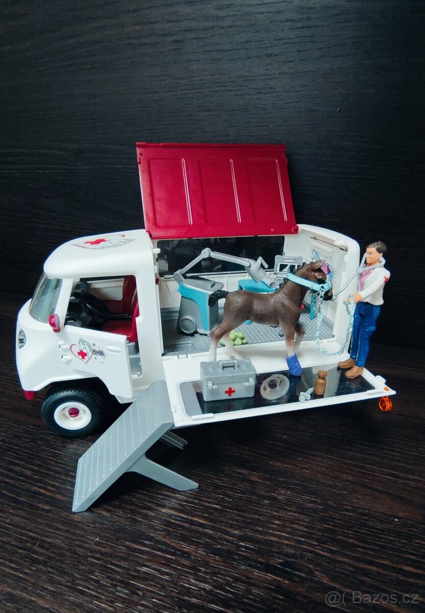 SCHLEICH Horse Club® 42370 Mobilní veterinární klinika