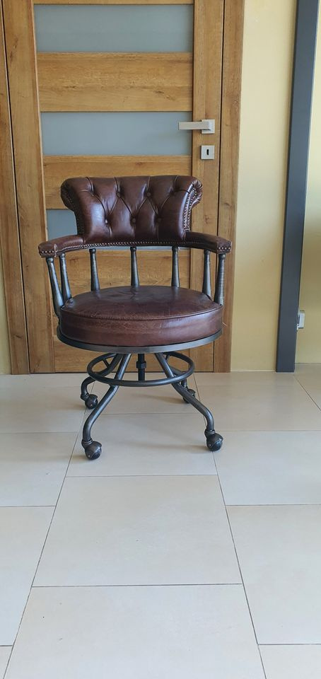 retro otočné křeslo ve stylu Chesterfield