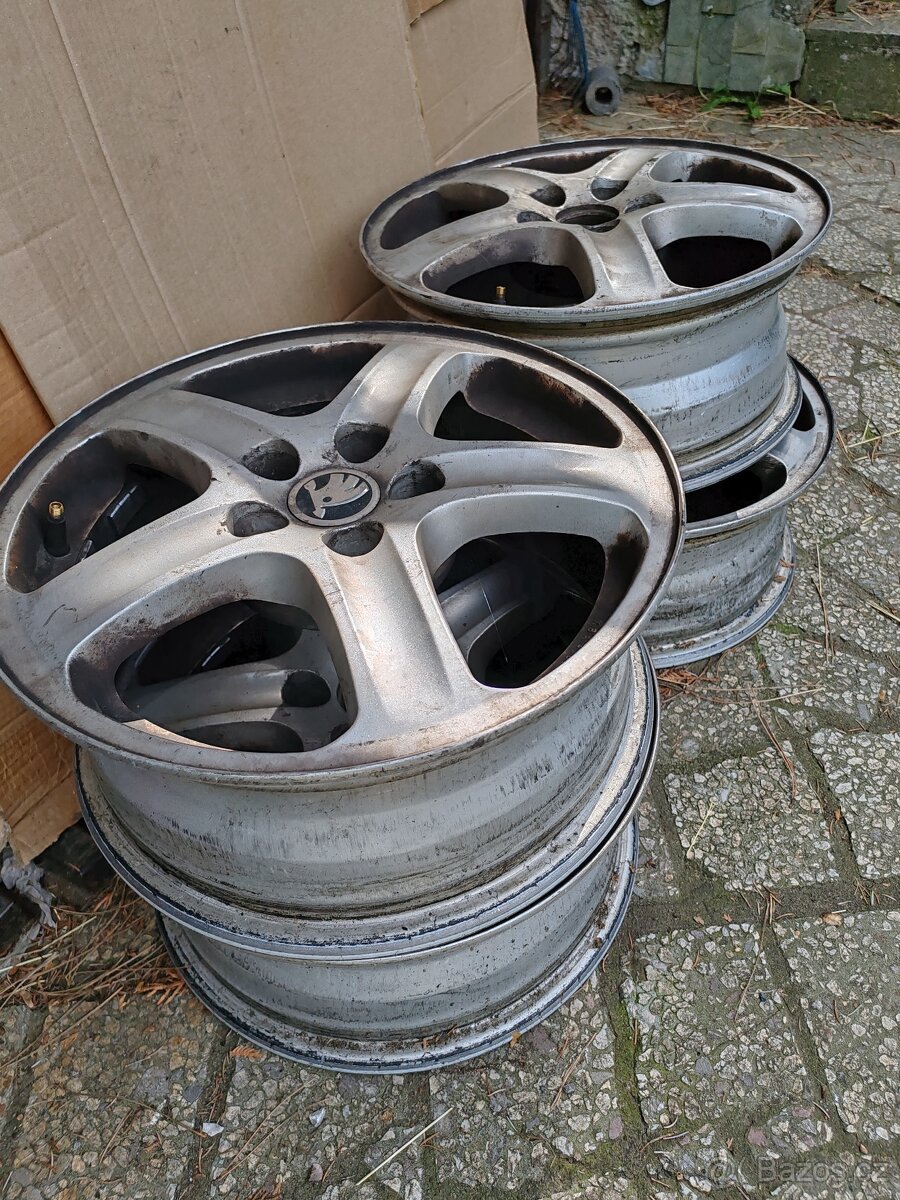 4 hliníkové disky a 4 letní pneu 195/60/R15