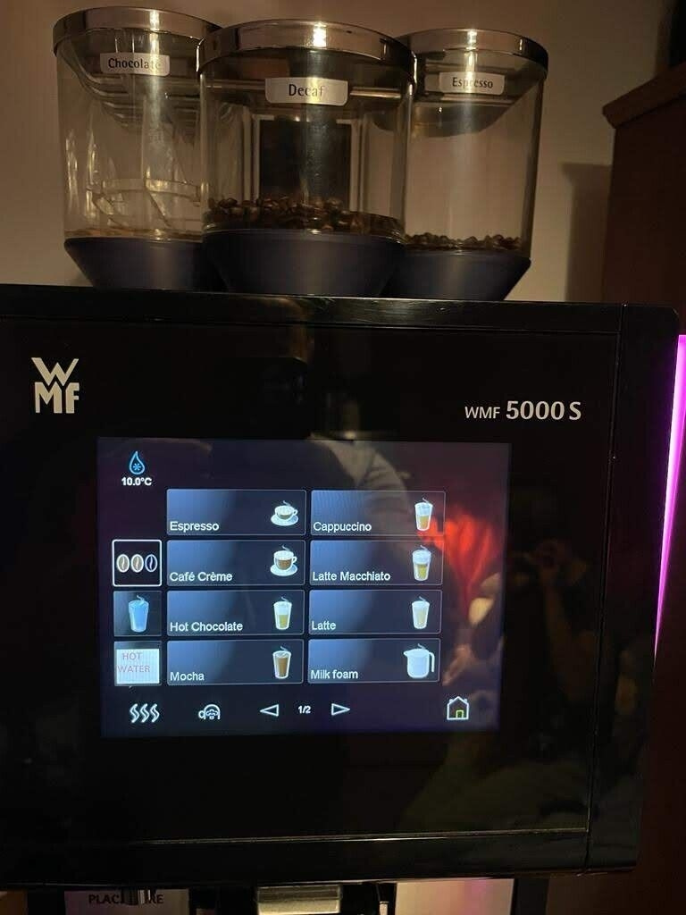 Kávovar WMF 5000 S s automatickým přepínáním kávy po šálku,