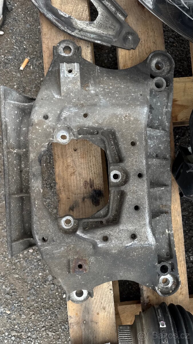 Držák převodovky Audi A4 B8