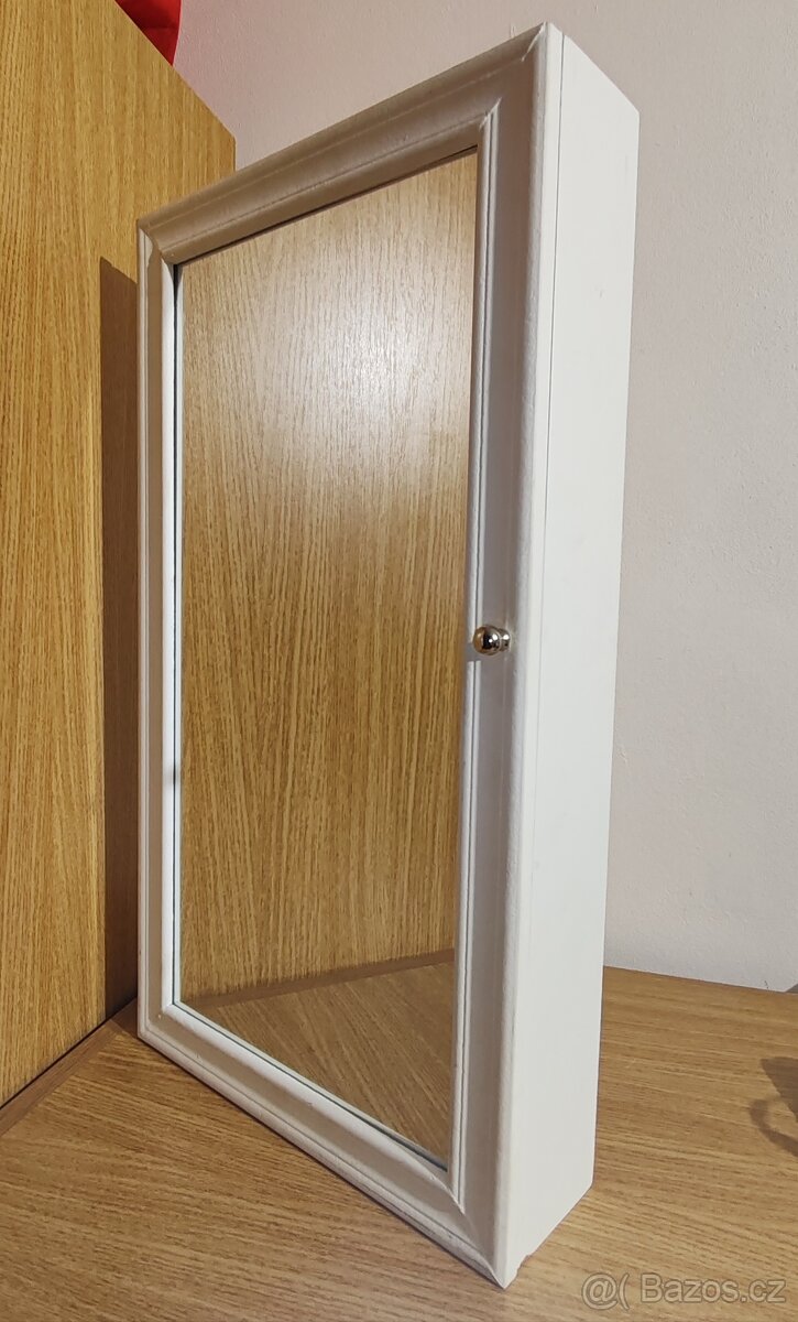 Zrcadlová skříňka na šperky