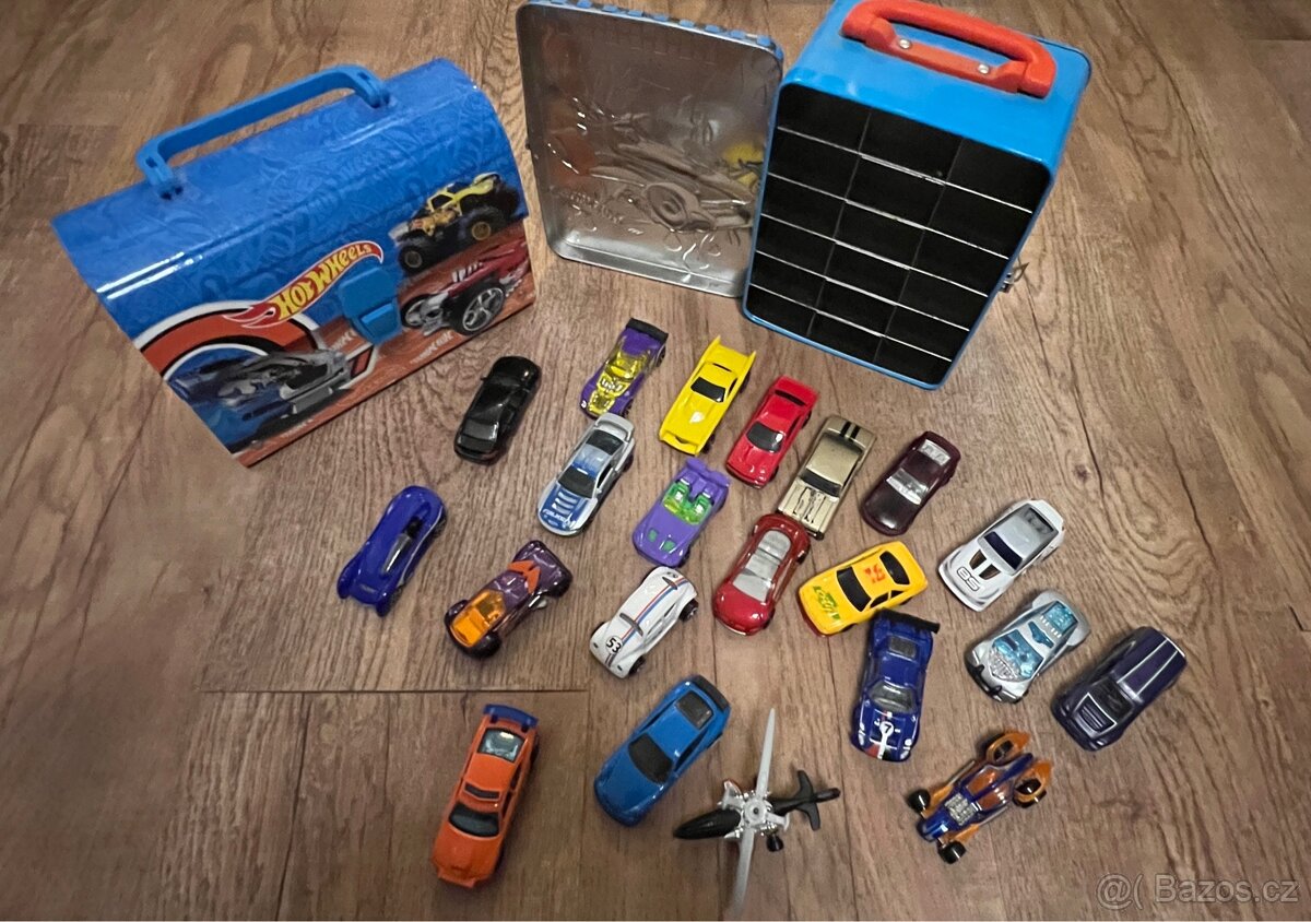 Hot Wheels kolekce + 2 kufříky – cca 20 ks