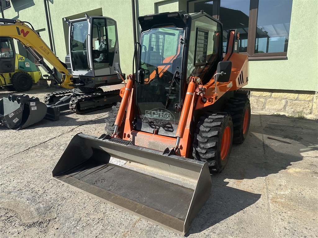 smykem řízený nakladač LOCUST 1004 speed+