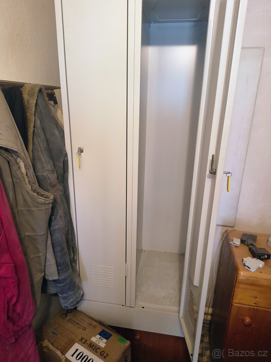 Plechová šatní skříň