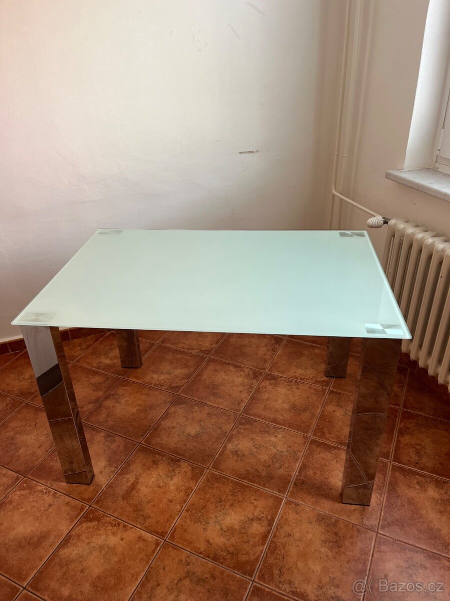 Skleněný jídelní stůl