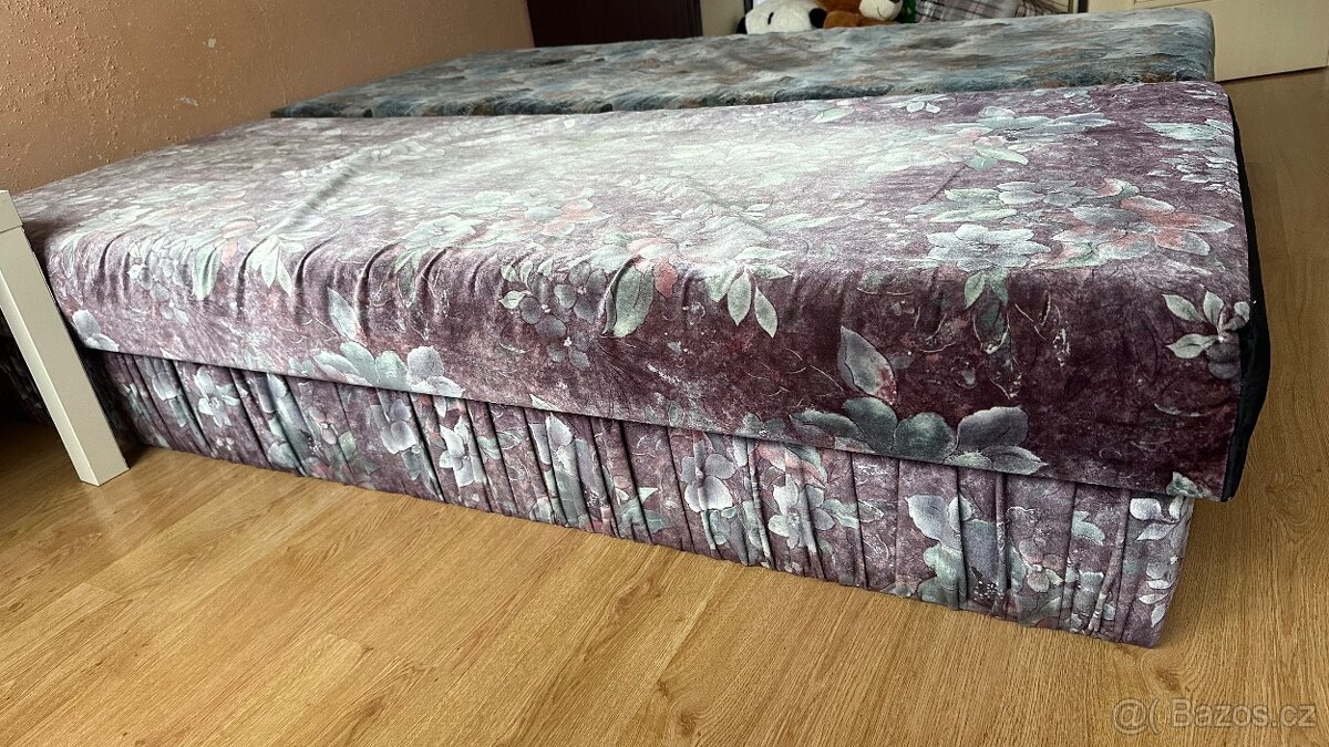 Postel s úložným prostorem