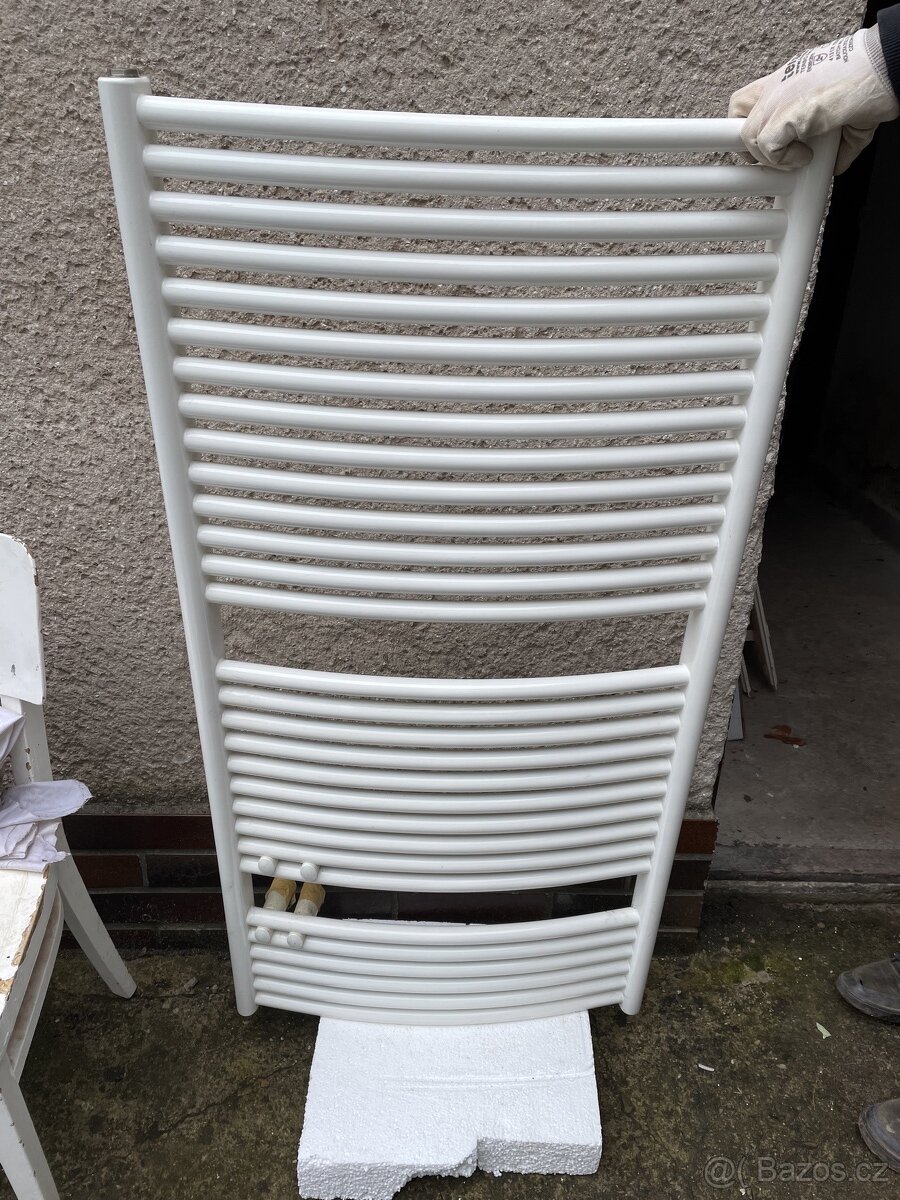 bílý radiator - topný žebřík