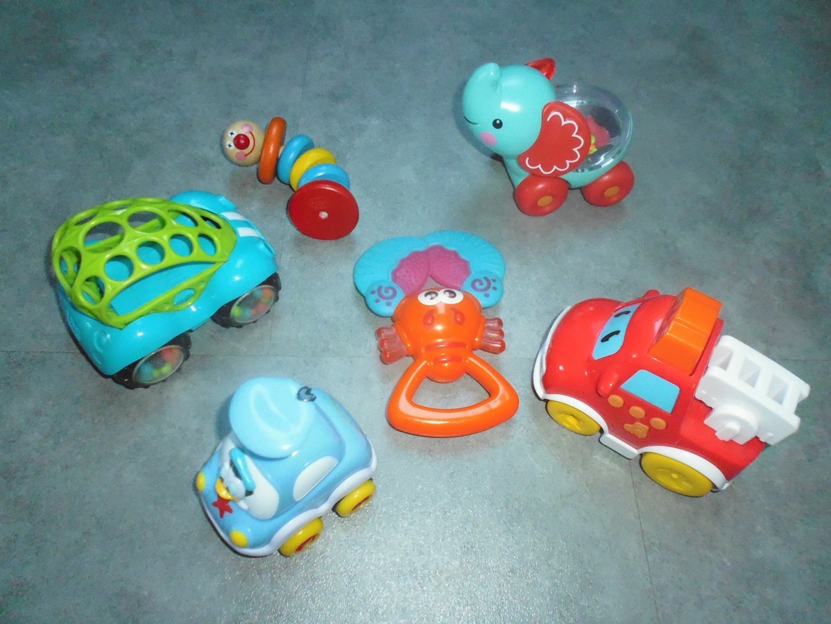 Sada hraček - autíčka + sada hraček - dinousaři