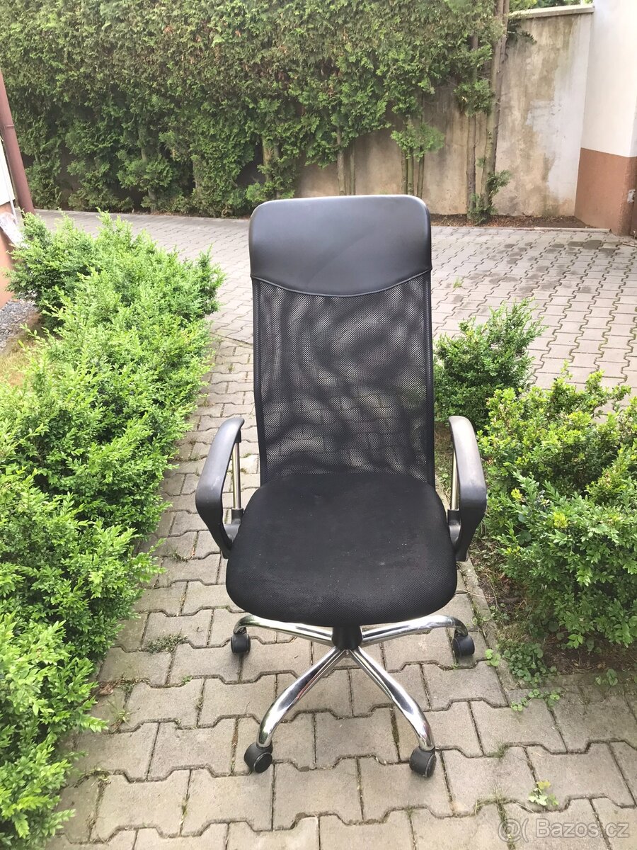 Prodám dvě použité kancelářské/PC židle