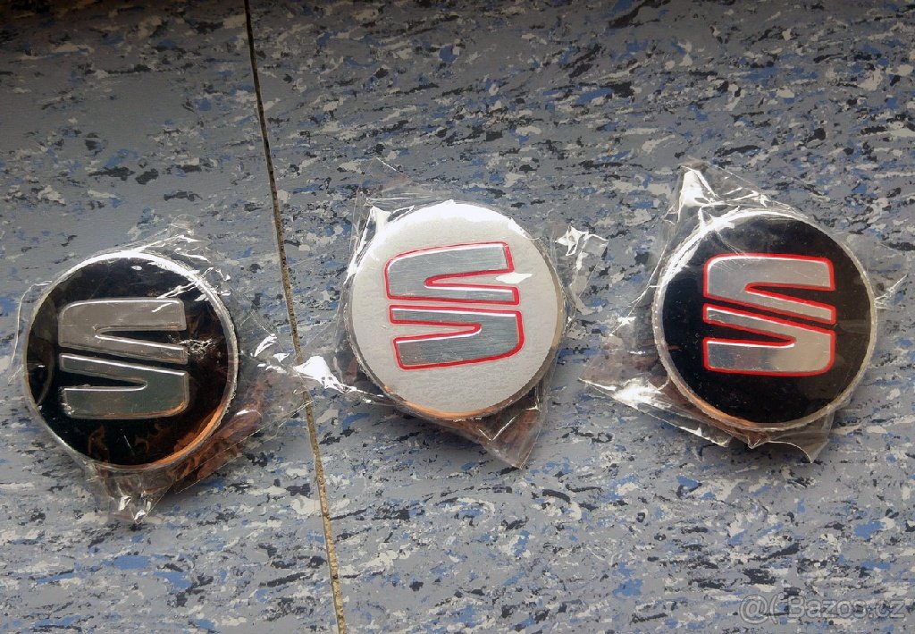 středové krytky Seat 56mm černé stříbrné červené pokličky