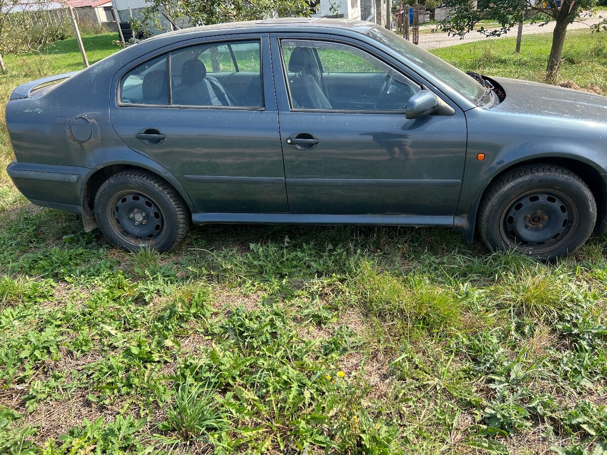 Octavia 1 zadní dveře 9900
