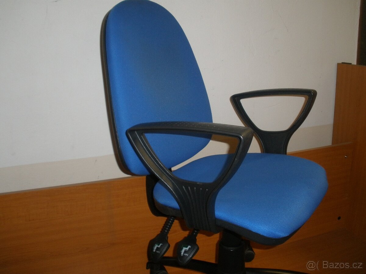 Otočná kancelářská kolečková židle / s područkami /