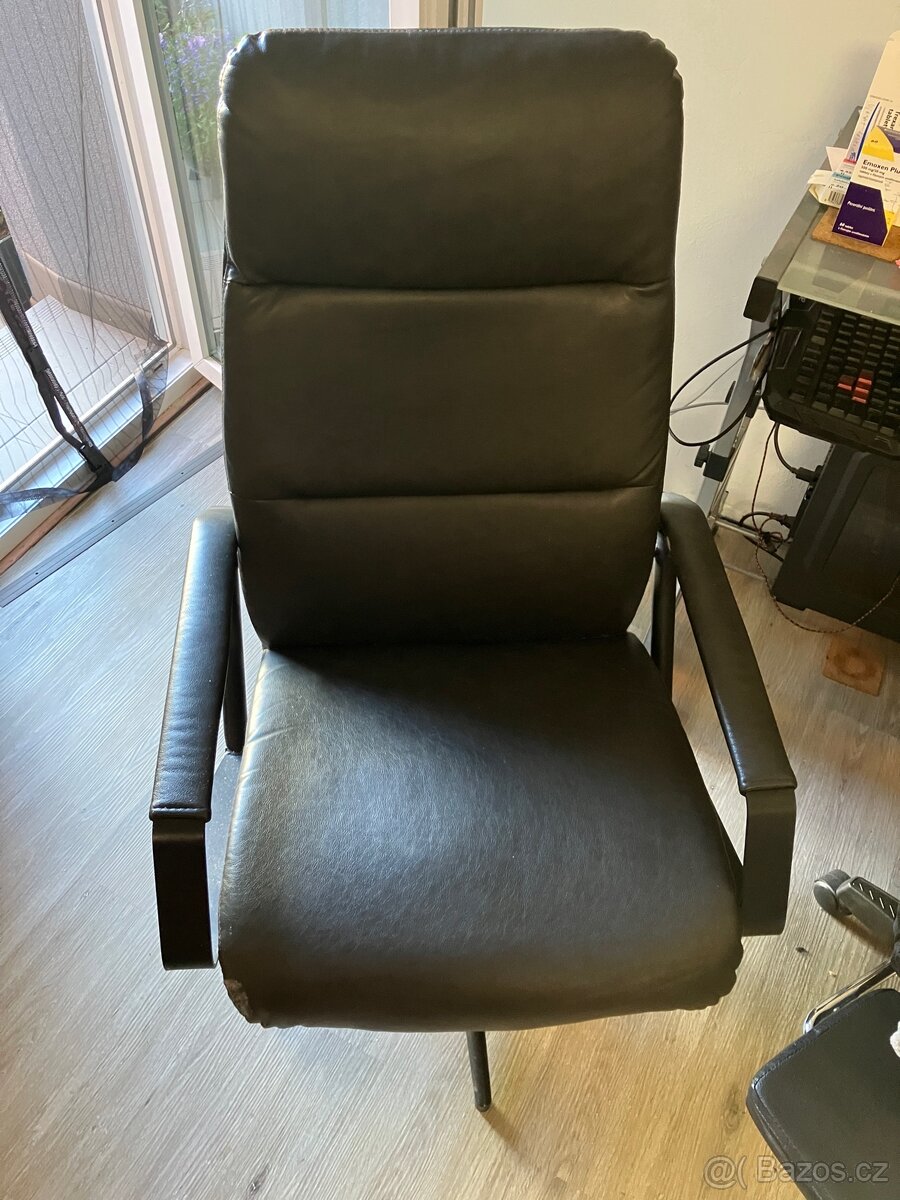 Otočné křeslo