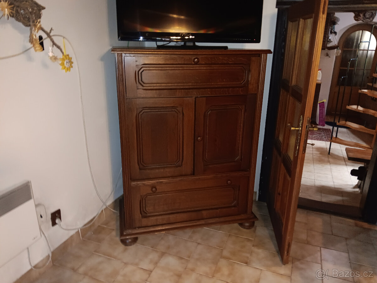 Prodám televizní skříň z masivu.